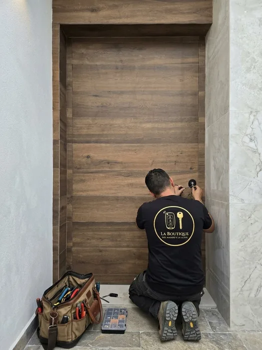 Cerrajero de DJG Cerrajeros instalando una cerradura en la puerta de una vivienda de Málaga