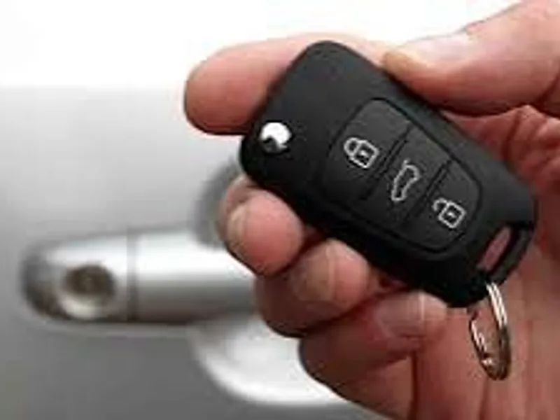 Llave de coche con mando plegable, copia y programación en Málaga