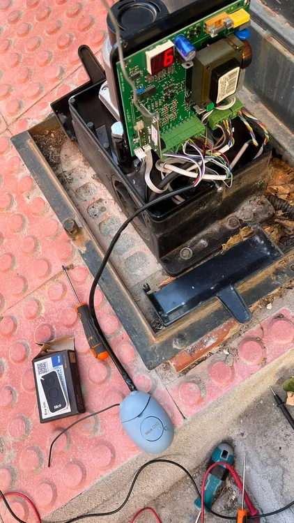 Cuadro de maniobra de un motor de garaje abierto para dar de alta un mando Nice