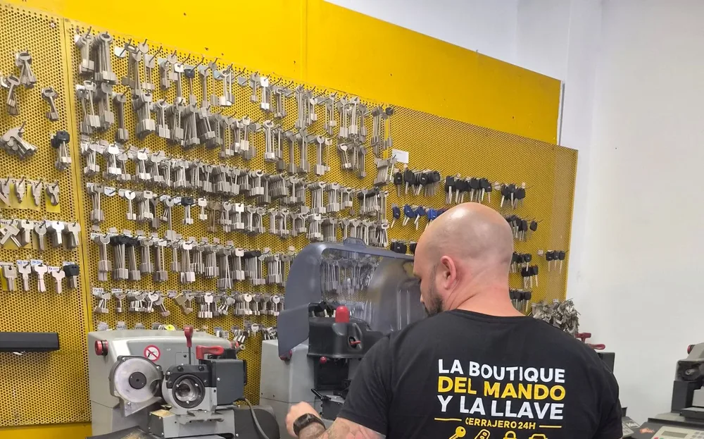 Pared de llaves en bruto de la tienda de DJG Cerrajeros en C/&nbsp;Alonso de Palencia, 1, Málaga