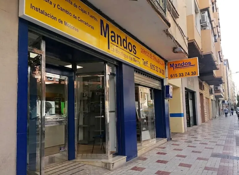 Escaparate de DJG Cerrajeros – La Boutique del Mando y la Llave en C. Alonso de Palencia, 1, Málaga